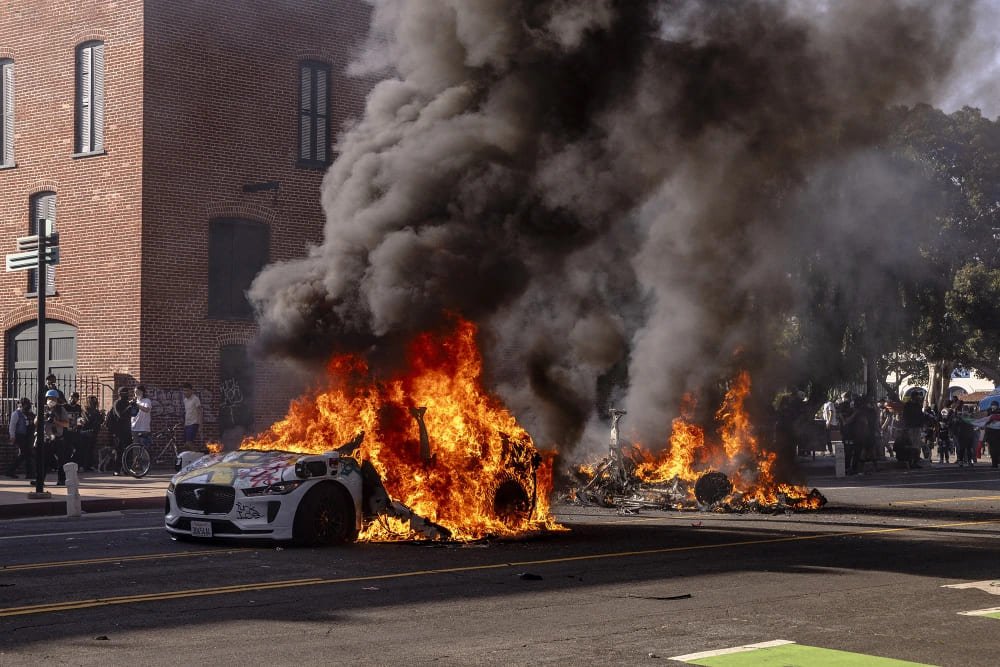 Autos Waymo Incendiados